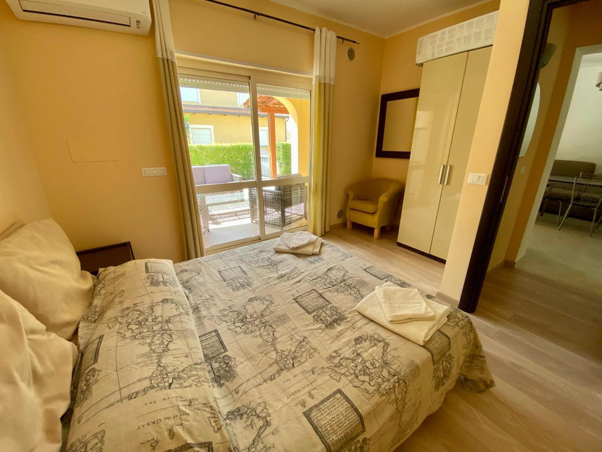 Pizzo Beach Club Apartment Room photo