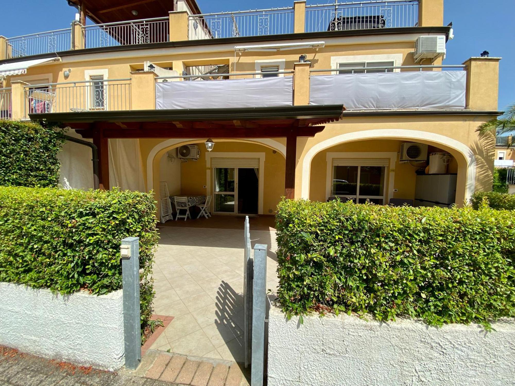 Pizzo Beach Club Apartment Room photo